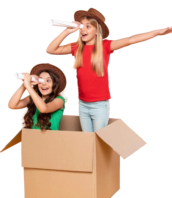 Duas crianças brincando de aventura em uma caixa de papelão